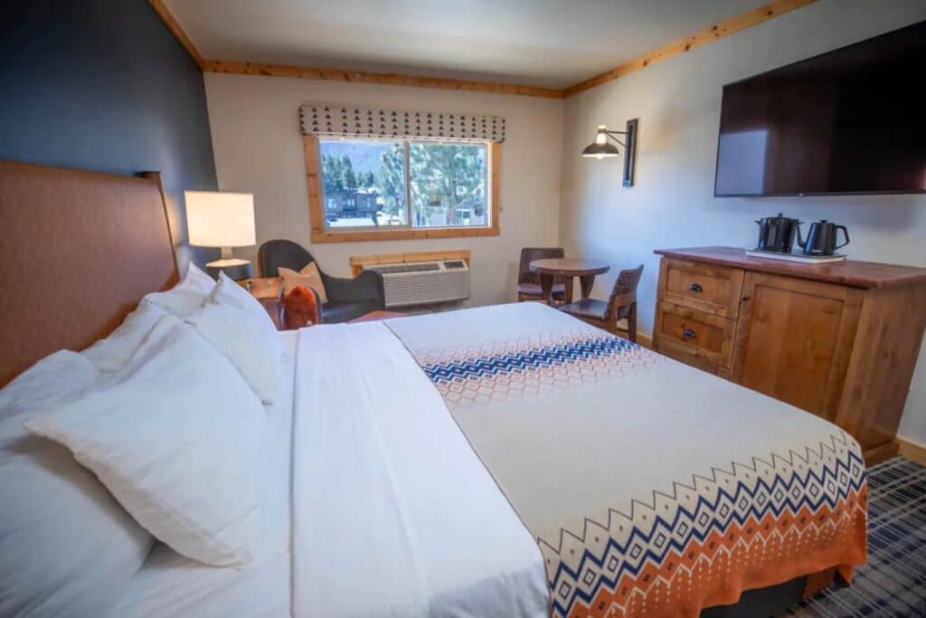 Outbound Mammoth - Deluxe King Room