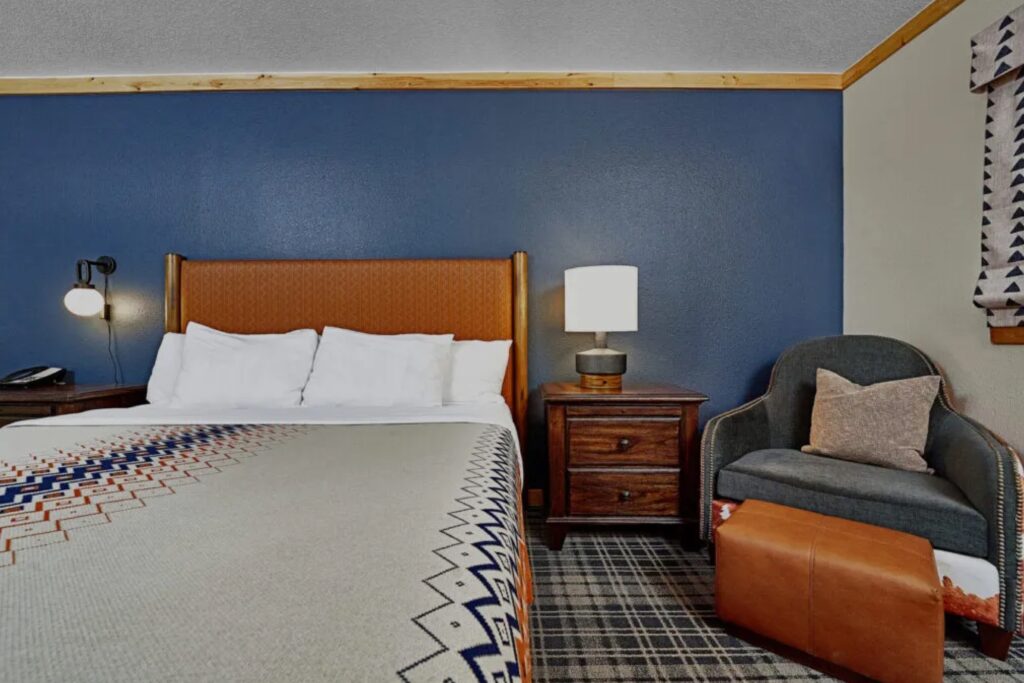 Outbound Mammoth - Deluxe King Room