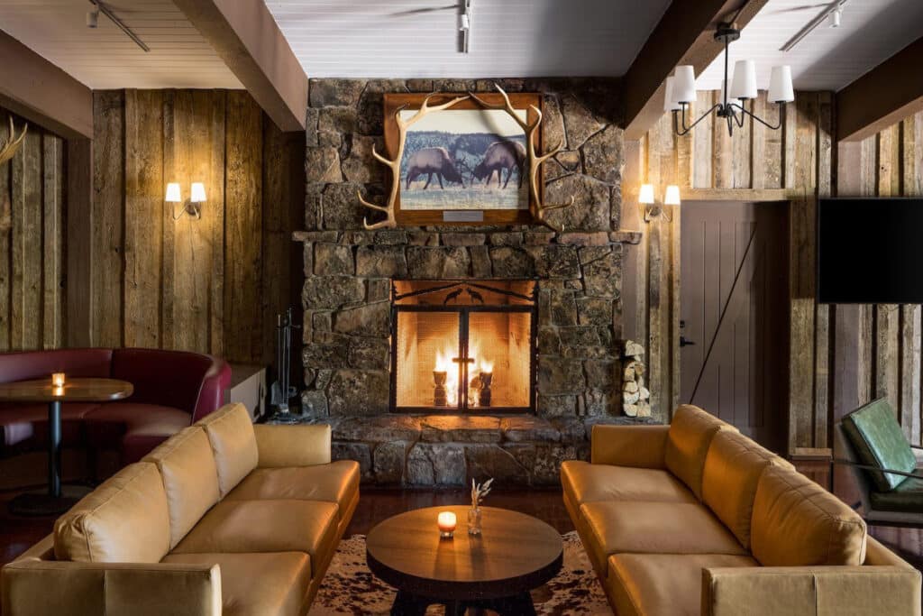 The Virginian Lodge - Virginian Saloon - Sit Area